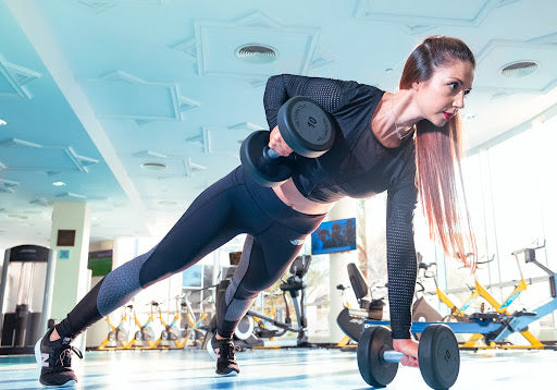Why does women's gym clothing tend to be skintight while a men's generally  loose-fitting? Is there a practical reason behind this? (Yes, women should  be able to wear whatever they want). 